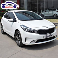 Xe 5 chỗ Kia Cerato màu trắng